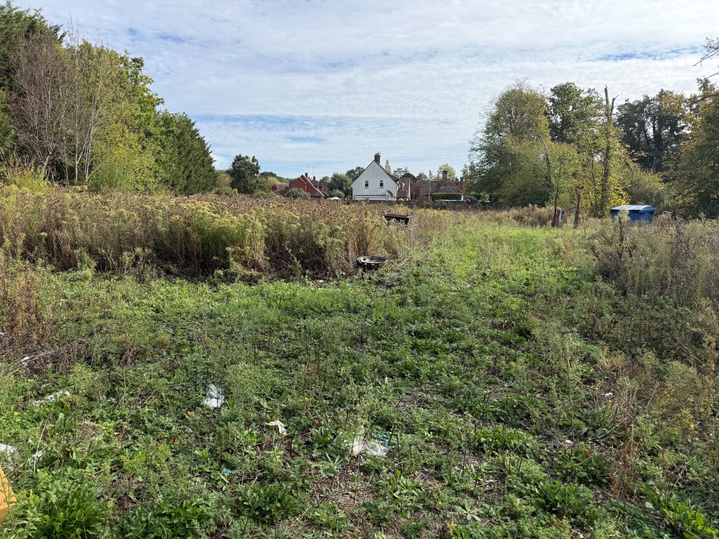 Lot: 26 - LAND IN FAVOURED LOCATION WITH OUTLINE PLANNING FOR SIX DWELLINGS - View of land from east boundary